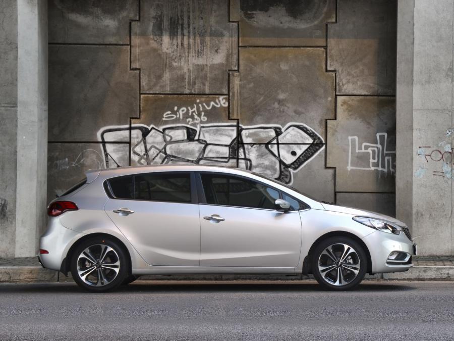  Kia Cerato Hatchback 2013 года  (ZA) (фото 9 из 26)